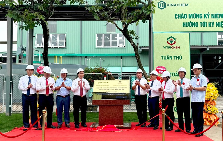 Các đại biểu thực hiện nghi lễ gắn biển dây chuyền sản xuất sản phẩm Vi-CHLORINE tại Công ty Cổ phần Hóa chất Việt Trì.