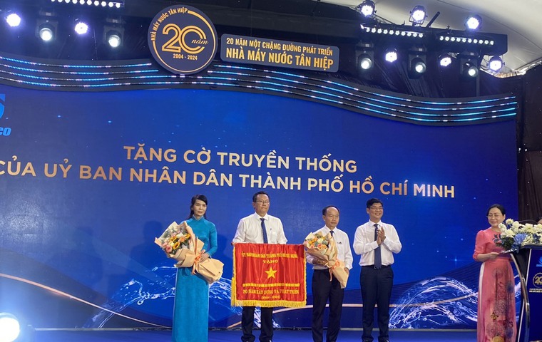 Ông Trần Duy Khang, Bí thư Đảng uỷ, Giám đốc Nhà máy nước Tân Hiệp nhận cờ truyền thống của UBND Thành phố Hồ Chí Minh