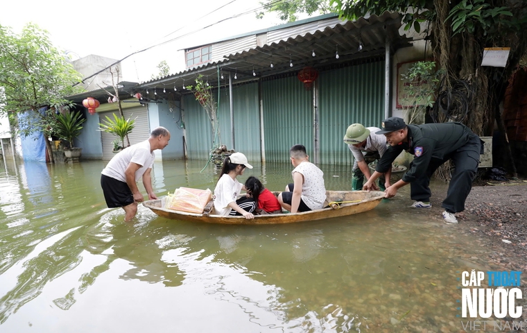 Người dân miền Bắc đang ứng phó với tình trạng lũ lụt, ngập úng, sạt lỡ 