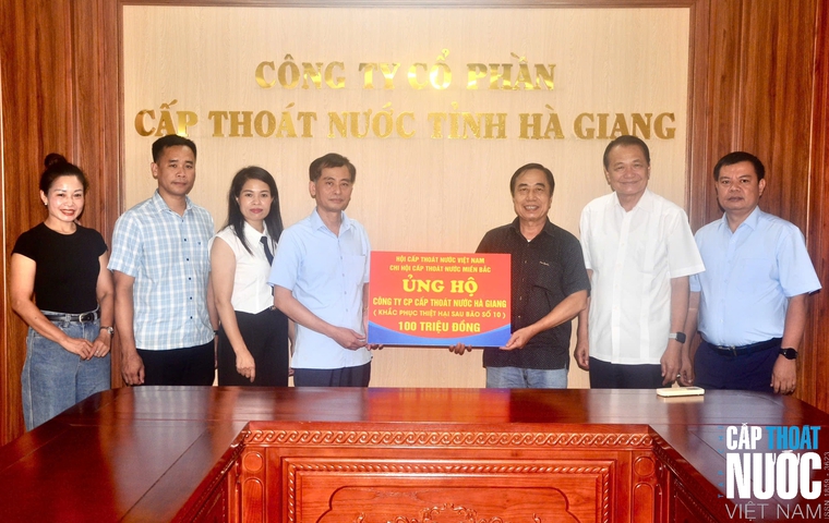 Thay mặt VWSA, Phó Chủ tịch Thường trực Trần Anh Tuấn và các Phó Chủ tịch trao tặng những phần quà ủng hộ giúp đỡ Công ty CP Cấp Thoát nước Hà Giang.