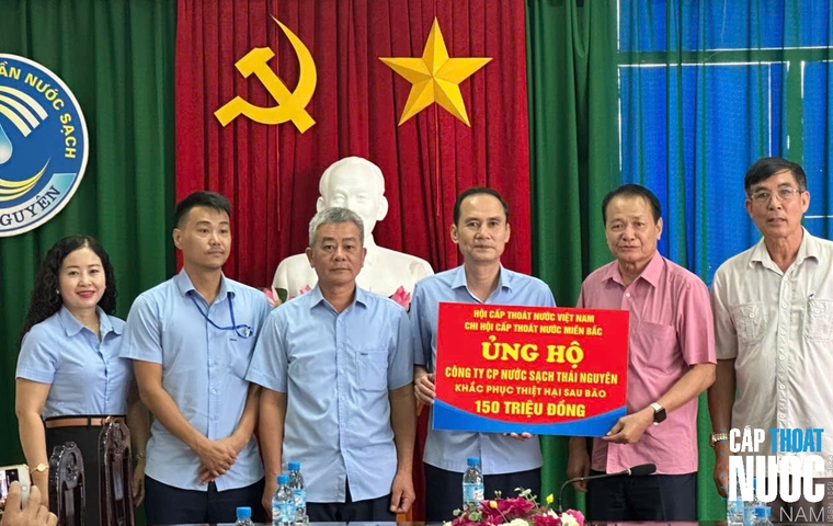 Ông Nguyễn Văn Bút, Chủ tịch HĐQT Công ty CP Cấp nước Phú Thọ trao quà ủng hộ cho Công ty CP Nước sạch Thái Nguyên.
