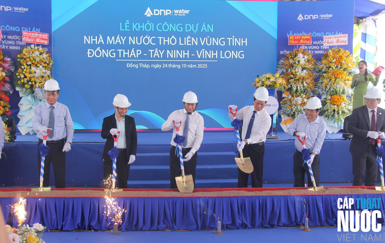 Các đại biểu thực hiện nghi thức khởi công nhà máy nước thô liên vùng Đồng Tháp – Tây Ninh – Vĩnh Long.
