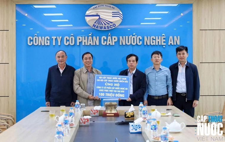 Phó Chủ tịch Thường trực VWSA Trần Anh Tuần cùng đại diện Chi hội Cấp Thoát nước miền Bắc trao phần quà hỗ trợ tới Công ty CP Cấp nước Nghệ An Phó Chủ tịch Thường trực VWSA Trần Anh Tuần cùng đại diện Chi hội Cấp Thoát nước miền Bắc trao phần quà hỗ trợ tới Công ty CP Cấp nước Nghệ An
