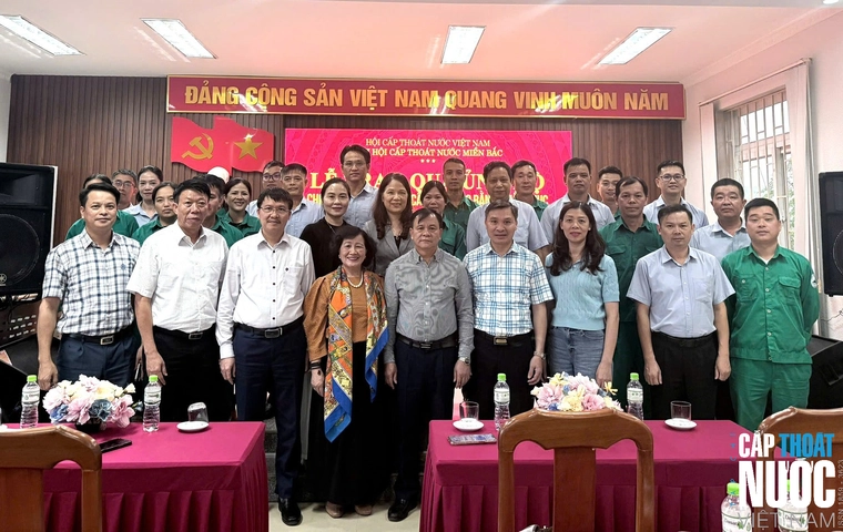 Đoàn công tác ghé thăm và trao quà cho Công ty TNHH MTV Cấp nước Cao Bằng Đoàn công tác ghé thăm và trao quà cho Công ty TNHH MTV Cấp nước Cao Bằng