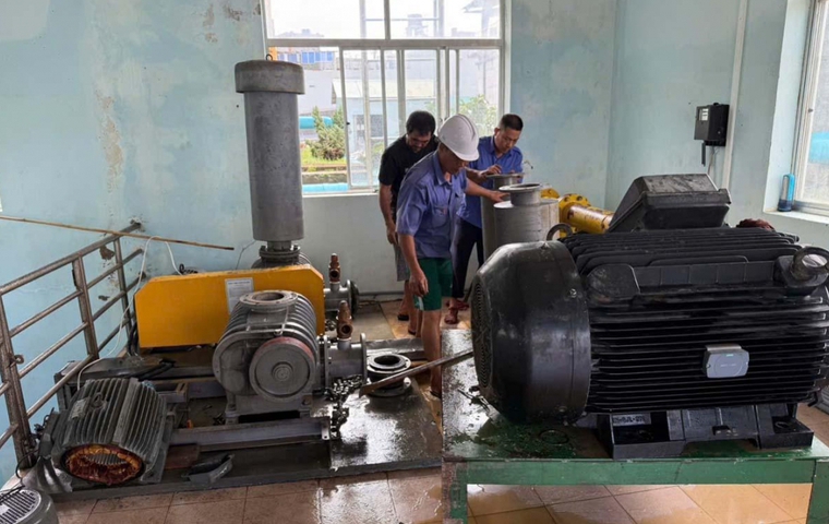 Công nhân kiểm tra động cơ bơm sau khi vệ sinh bùn rác.