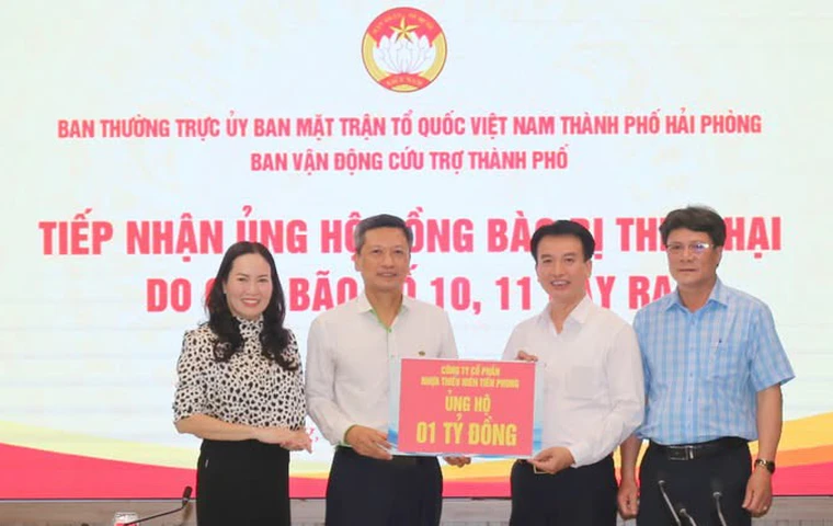 Nhựa Tiền phong ủng hộ 1 tỷ đồng hỗ trợ đồng bào miền Trung khắc phục hậu quả Bão số 10 và 11.