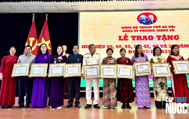 Đảng ủy phường Giảng Võ trao tặng Huy hiệu Đảng đợt 7/11/2025.