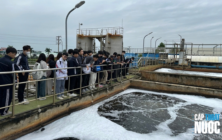 Sinh viên ngành Kỹ thuật Cấp Thoát nước Trường ĐH Xây Dựng Hà Nội trải nghiệm thực tế ngay từ năm thứ nhất.