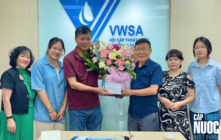Chủ tịch VWSA Nguyễn Ngọc Điệp chúc mừng Tạp chí Cấp Thoát nước Việt Nam nhân ngày 21/6