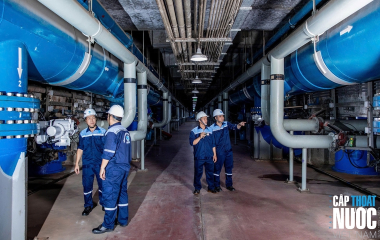 Đội ngũ kỹ thuật và vận hành của Tổng công ty Cấp nước Sài Gòn (SAWACO) nỗ lực đảm bảo cung cấp nước sạch cho hơn 10 triệu người dân TP HCM trong mùa mưa bão.