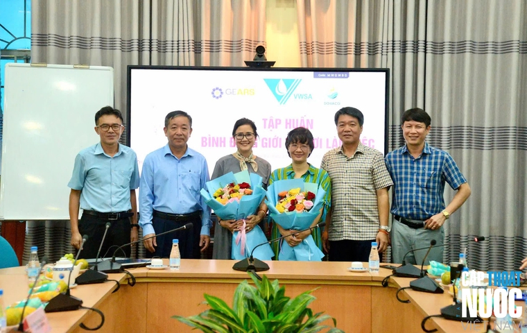 TS. Hạ Thúy Hạnh chụp ảnh lưu niệm sau buổi tập huấn cùng Lãnh đạo Công ty CP Cấp nước Đồng Nai 