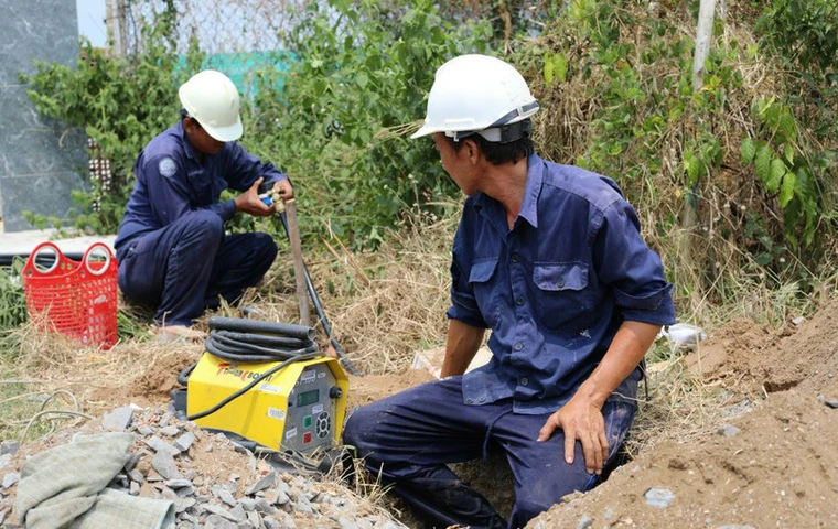 Nhân viên gắn đồng hồ nước tại các xã thuộc khu vực Cần Giờ.
