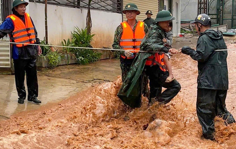 Lực lượng chức năng đưa người dân ra khỏi vùng nguy hiểm.