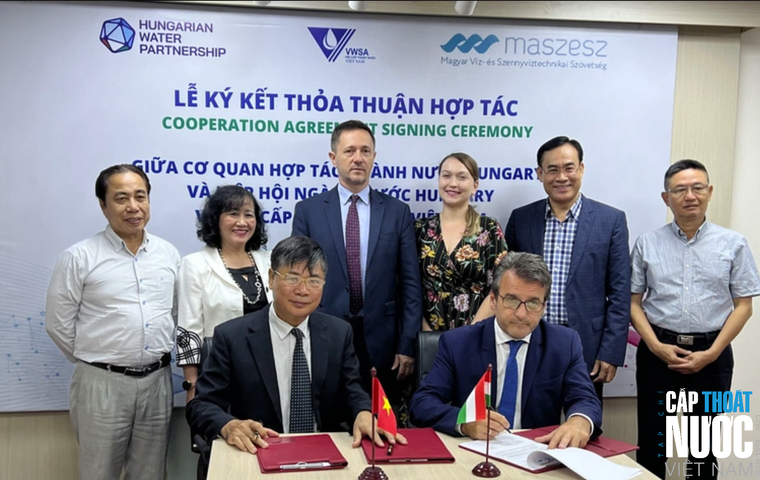 Chủ tịch VWSA Nguyễn Ngọc Điệp (trái) và ông Rosbert Forintos, đồng Chủ tịch HWP ký thỏa thuận hợp tác dưới sự chứng kiến của Đại sứ Hungary tại Việt Nam Tibor Baloghdi (giữa, hàng sau) và lãnh đạo.