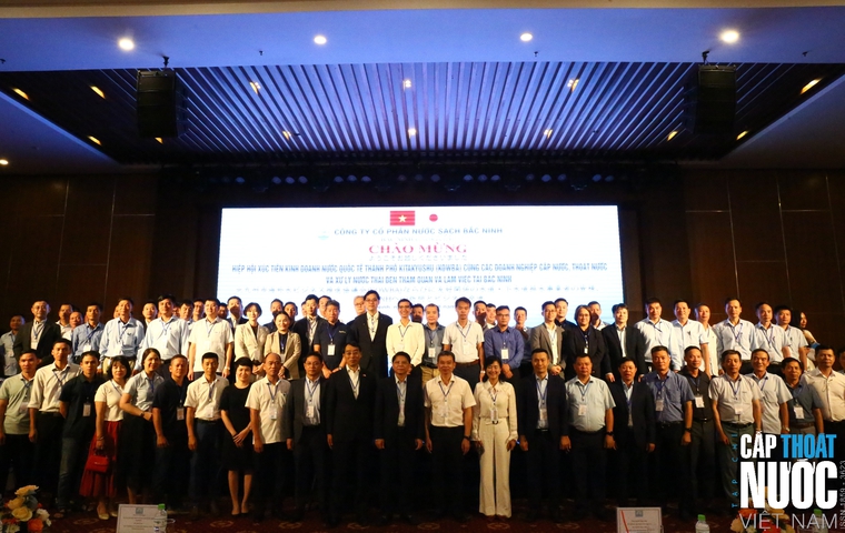 Các đại biểu chụp ảnh lưu niệm tại buổi hội thảo