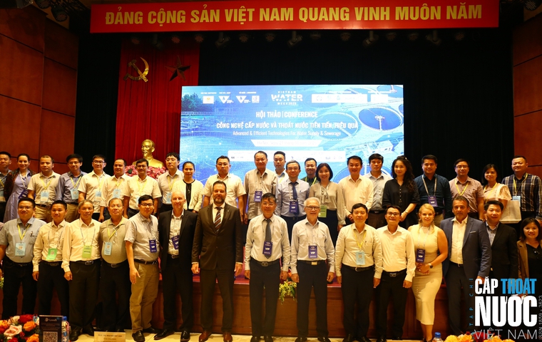 Đại biểu chụp ảnh lưu niệm với khán giả, doanh nghiệp và tổ chức quốc tế tham gia triển lãm