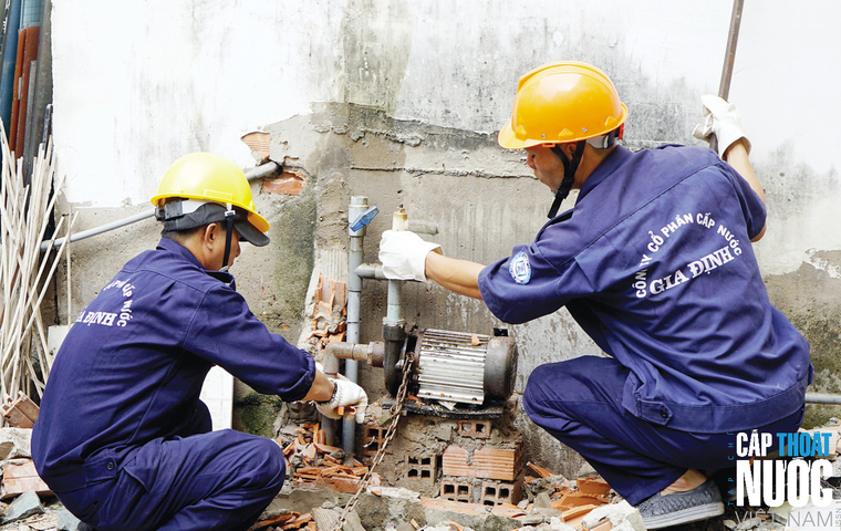 Nhân viên SAWACO gắn đồng hồ nước cho người dân tại TPHCM