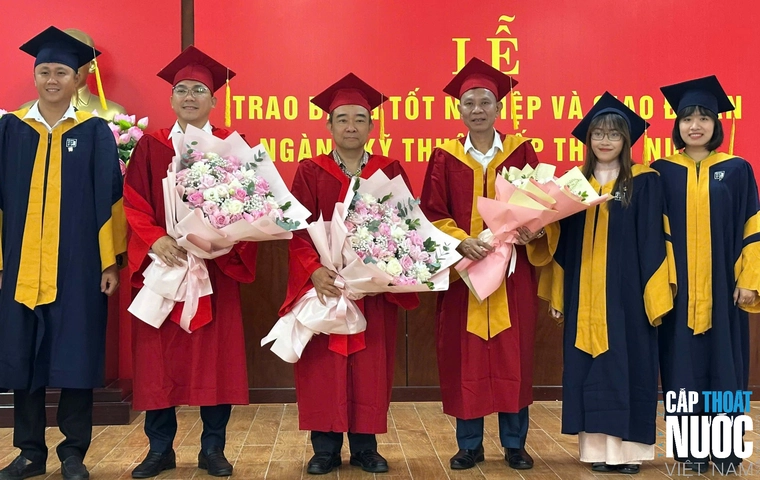 Lễ trao bằng tốt nghiệp cho lớp 55NCQN và giao đồ án tốt nghiệp cho lớp 60NCQN bậc Kỹ sư ngành Kỹ thuật Cấp Thoát nước. Ảnh: Bộ môn Cấp thoát nước, Trường Đại học Xây dựng Hà Nội.