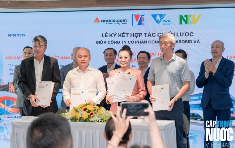 Hai bên VWSA với Công ty CP Công nghệ Arobid chụp ảnh lưu niệm tại buổi lễ.