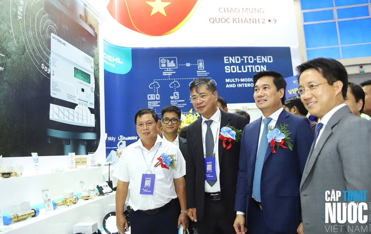 Gian hàng của DEVIWAS vinh dự được Thứ trưởng Bộ Xây dựng Nguyễn Tường Văn đến thăm.