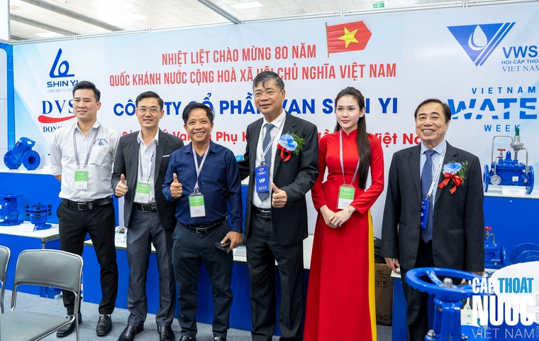 Gian hàng của Van Shin Yi tại Vietnam Water Week vinh dự đón tiếp Chủ tịch Hội Cấp Thoát nước Việt Nam Nguyễn Ngọc Điệp tham quan.