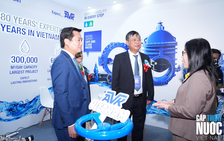 Thứ trưởng Bộ Xây dựng Nguyễn Tường Văn thăm gian hàng AVK trong khuôn khổ Tuần lễ ngành Nước Việt Nam 2025