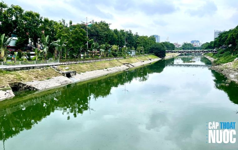 Sáng ngày 9/9, nước sông Tô Lịch trở nên trong xanh khi được bổ cập nước từ hồ Tây