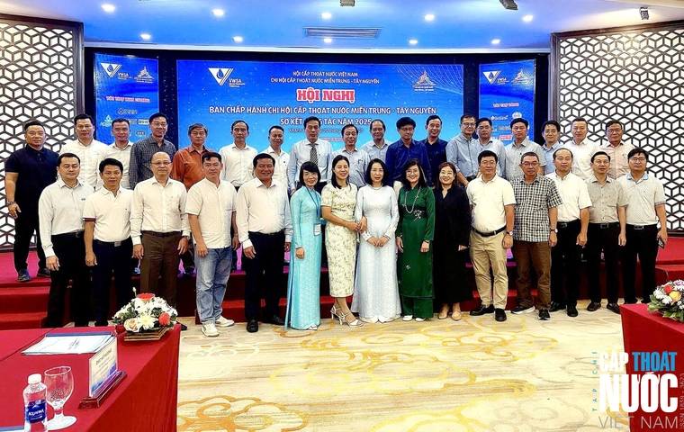 Các đại biểu dự hội nghị chụp ảnh kỷ niệm