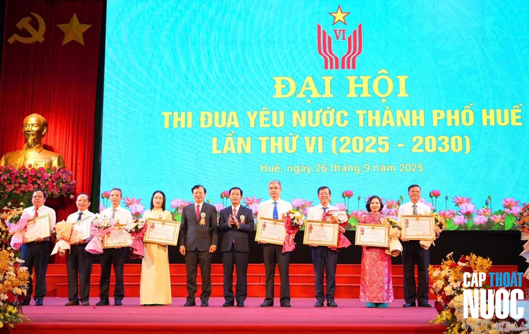 Ông Lê Quang Minh – Bí thư Đảng ủy, Chủ tịch HĐQT Công ty Cổ phần Cấp nước Huế vinh dự được Nhà nước trao tặng Huân chương Lao động Hạng Ba.