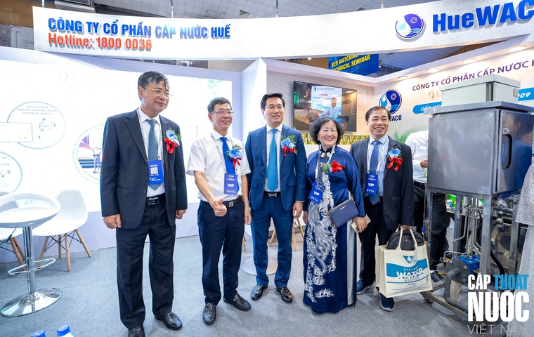 Gian hàng HueWACO tại Vietnam Water Week 2025 vinh dự được Thứ trưởng Bộ Xây dựng Nguyễn Tường Văn tham quan.