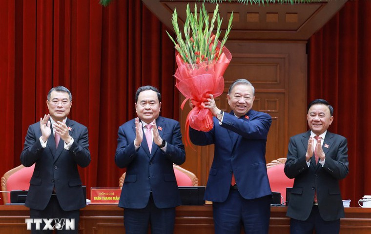 Ban Chấp hành Trung ương Đảng khóa XIV đã thống nhất tuyệt đối bầu đồng chí Tô Lâm, Tổng Bí thư Ban Chấp hành Trung ương Đảng khóa XIII tiếp tục giữ chức Tổng Bí thư Ban Chấp hành Trung ương Đảng khóa XIV. (Ảnh: TTXVN)