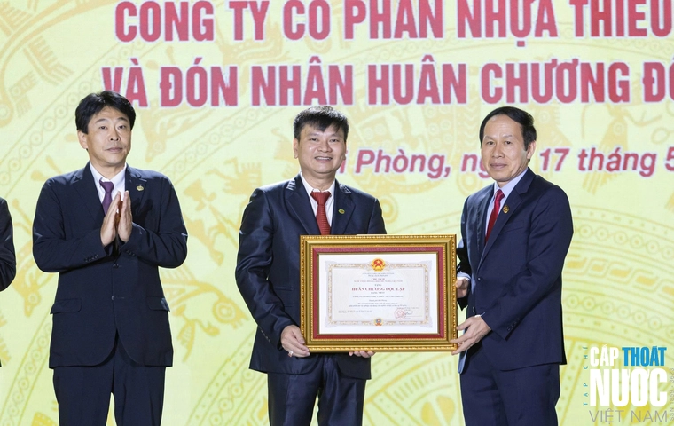 Ông Lê Tiến Châu - UVTW Đảng, Bí thư Thành ủy, Trưởng đoàn Đoàn đại biểu Quốc hội thành phố Hải Phòng trao tặng Huân chương Độc lập hạng Nhất tặng Công ty CP Nhựa Thiếu niên Tiền Phong.