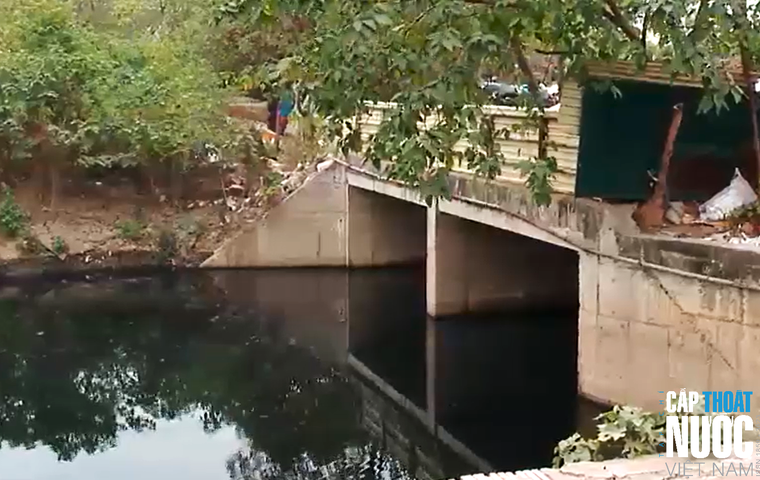 Hơn 10 năm qua, Sông Cầu Bây ô nhiễm nghiêm trọng, bốc mùi hôi thối.