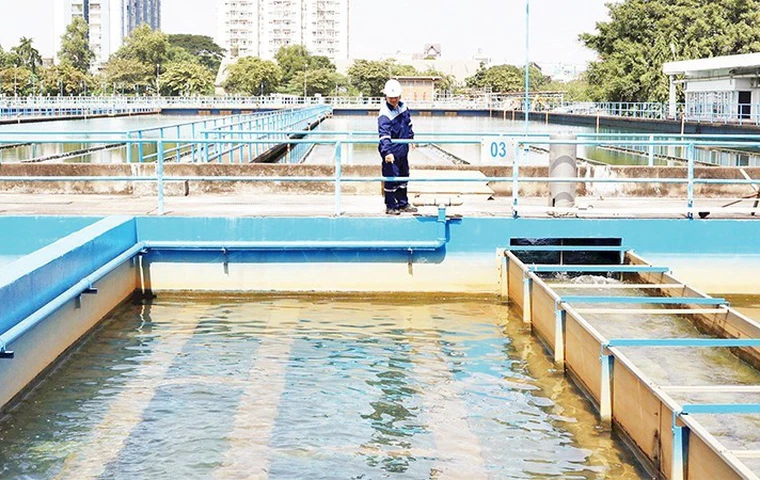 Nhà máy nước Thủ Đức lấy nguồn nước thô từ sông Đồng Nai. 