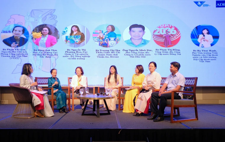 Các diễn giả thảo luận tại Hội nghị Xây dựng Chiến lược và Công bố kết quả nghiên cứu Bình đẳng giới trong ngành Nước tại Việt Nam.