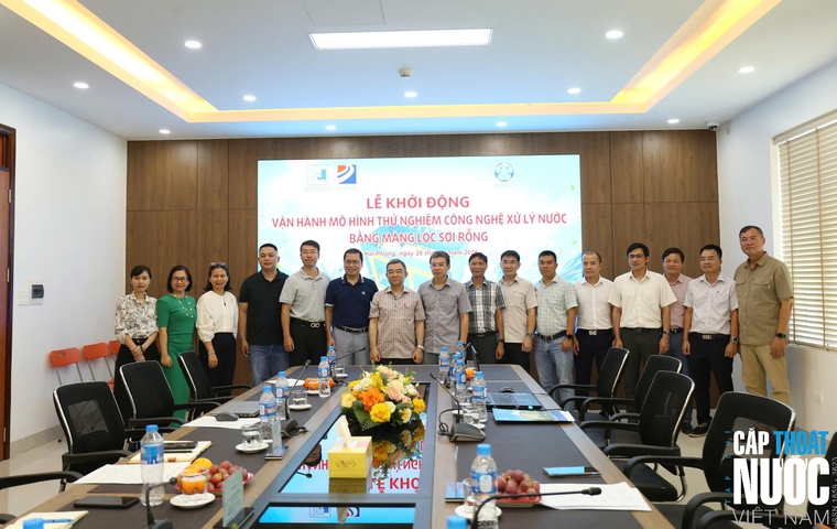 Giảng viên Trường Đại hoc Xây dựng Hà Nội chụp ảnh lưu niệm với Công ty CP Cấp nước Hải Phòng tại buổi lễ khánh thành. 