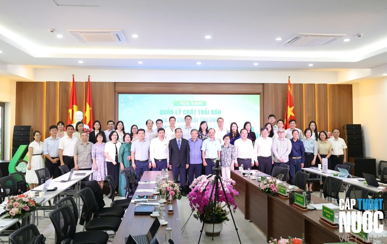 Đại biểu chụp ảnh lưu niệm tại tọa đàm. 