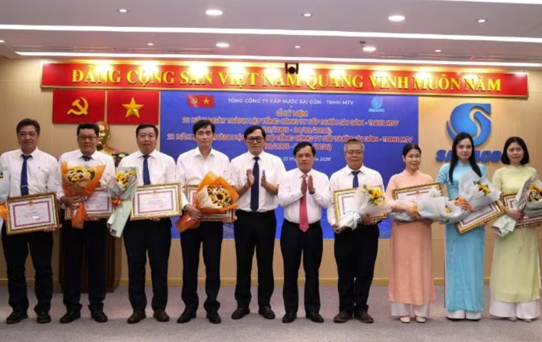 Lãnh đạo SAWACO tuyên dương khen thưởng các đơn vị có nhiều thành tích đóng góp cho tổng công ty. Ảnh: SAWACO