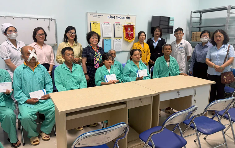 CLB Lãnh đạo nữ ngành Nước Việt Nam phối hợp cùng CLB Lãnh đạo nữ miền Trung - Tây Nguyên đến thăm và trao quà cho các bệnh nhân đang điều trị tại Bệnh viện Ung bướu Khánh Hòa.