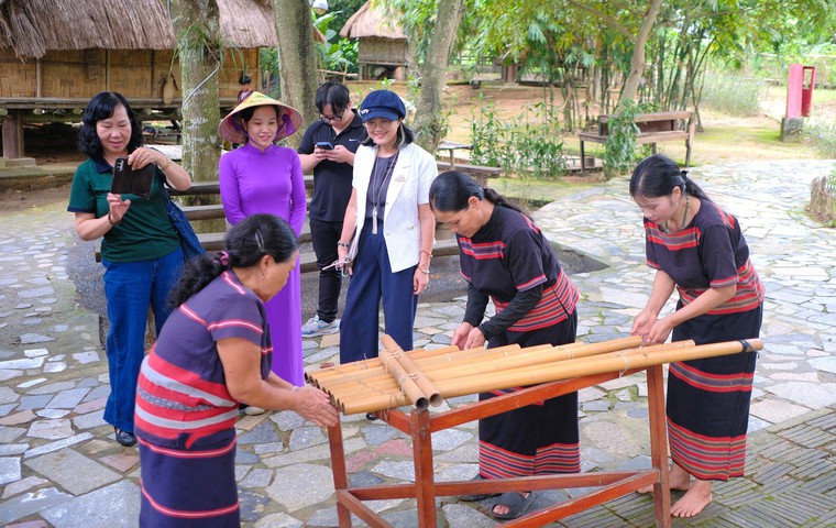 Đoàn công tác VWSA khảo sát thực địa, rà soát công tác tổ chức tại Làng Văn hóa - Du lịch các dân tộc Việt Nam chuẩn bị cho chương trình tham quan Vietnam Water Week 2026.